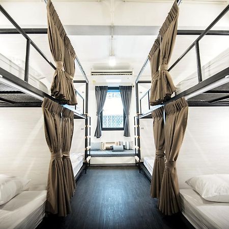 Moon House Hostel Bangkok Bagian luar foto