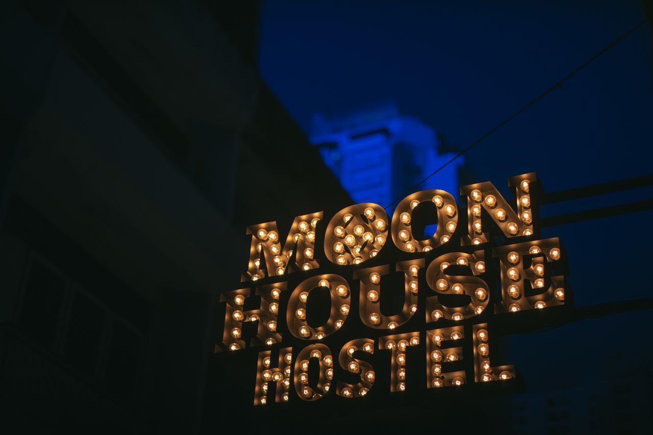 Moon House Hostel Bangkok Bagian luar foto