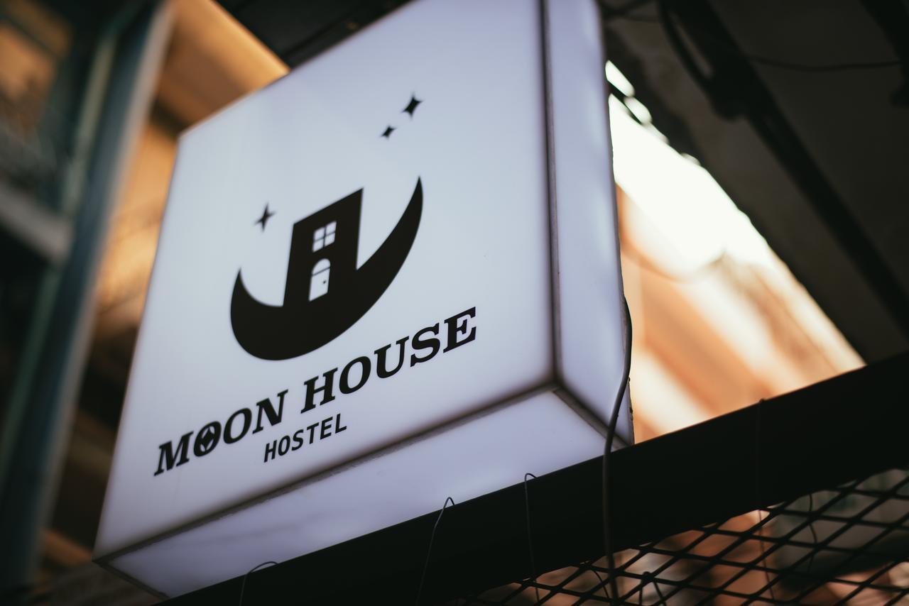 Moon House Hostel Bangkok Bagian luar foto