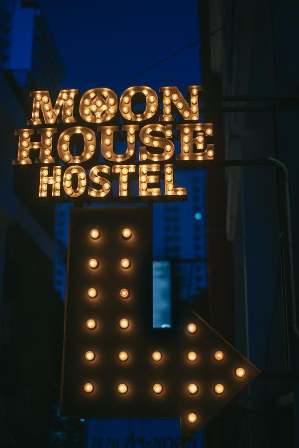 Moon House Hostel Bangkok Bagian luar foto