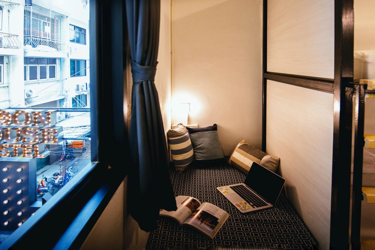 Moon House Hostel Bangkok Bagian luar foto